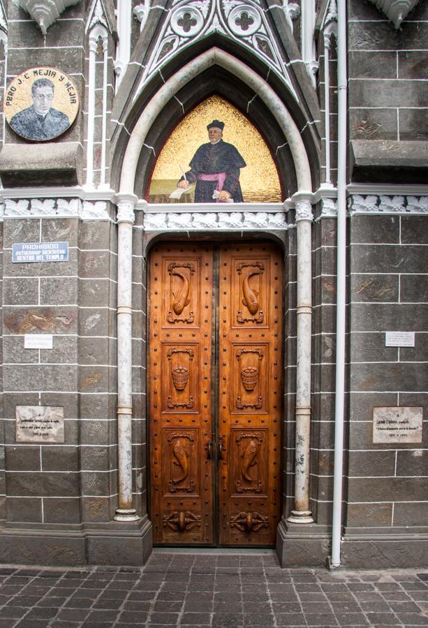 Detalle de una puerta en el Santuario de Las Lajas...