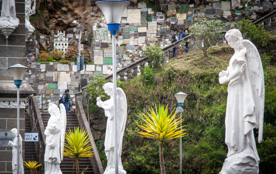 Detalle de esculturas de angeles en el Santuario T...