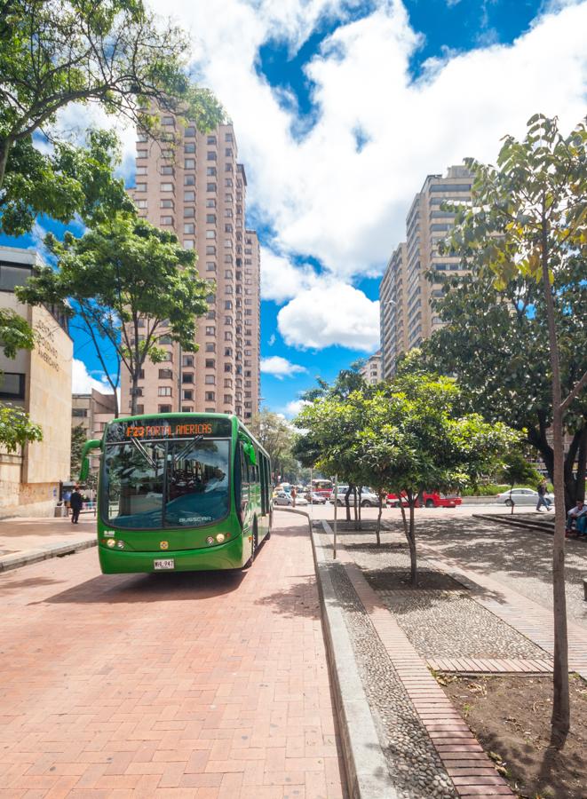 Bus alimentador del Transmilenio en Bogota, Cundin...