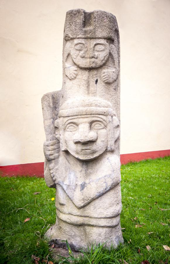 Escultura indigena en Bogota, Cundinamarca, Colomb...