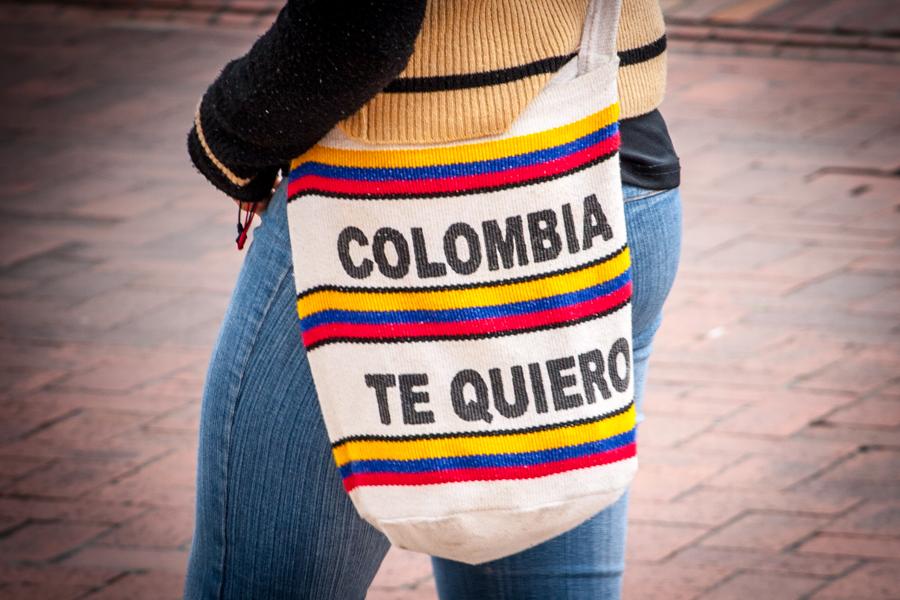 Mujer Caminando con una mochila 