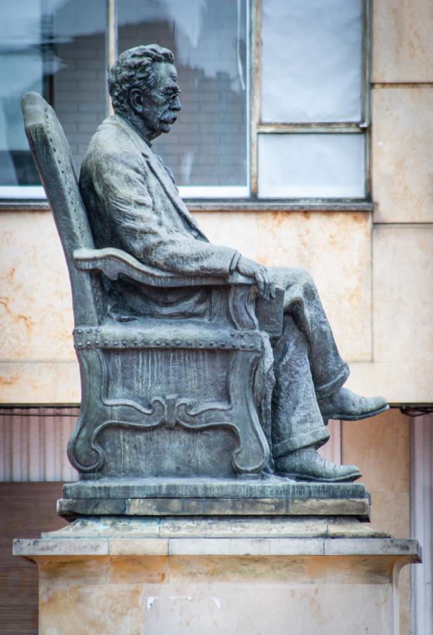 Estatua de Don Ricardo Palma en Bogota, Cundinamar...