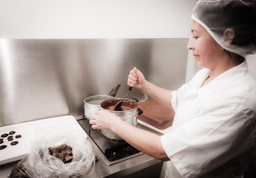 Mujer fabricando Chocolates