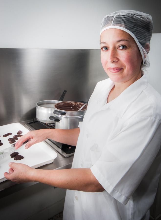 Mujer fabricando Chocolates