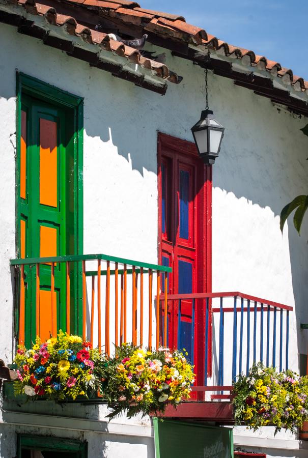 Balcon de Casas Coloniales en Medellin, Antioquia,...