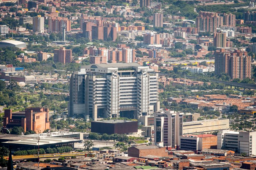 Panoramica del Edificio Inteligente en la ciudad d...