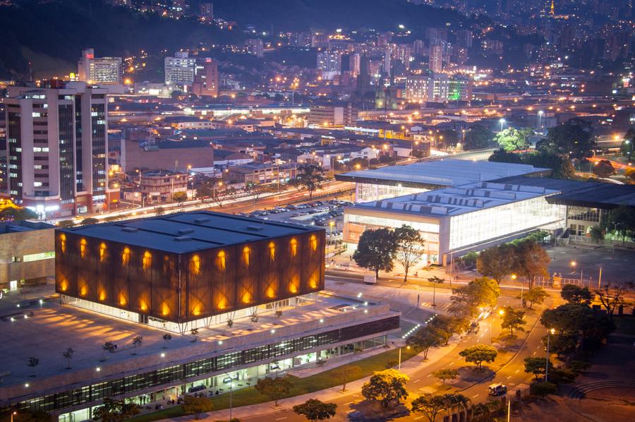 Vista Nocturna de Plaza Mayor en Medellin, Antioqu...