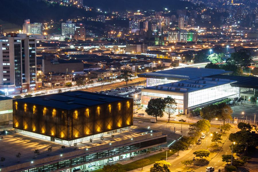 Vista Nocturna de Plaza Mayor en Medellin, Antioqu...