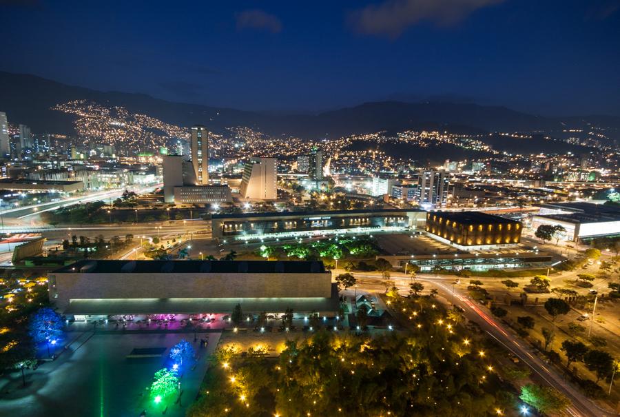 Vista Nocturna del Parque de los PiesDescalzos en ...