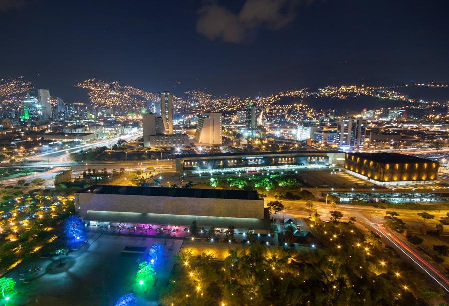 Vista Nocturna del Parque de los PiesDescalzos en ...