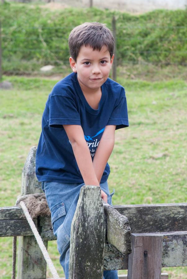 Niño Jugando en una cerca