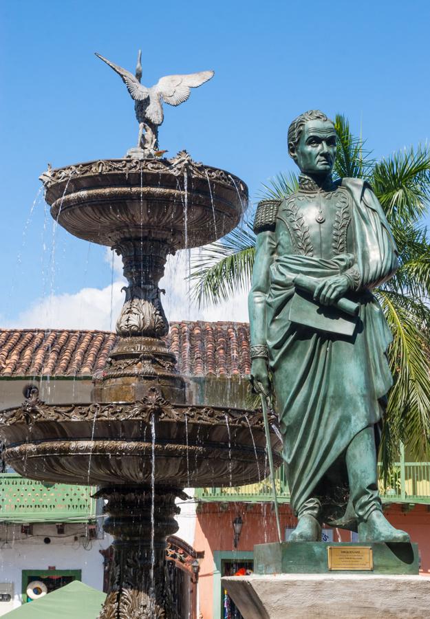 Fuente y Estatua en Santa Fe de Antioquia, Colombi...