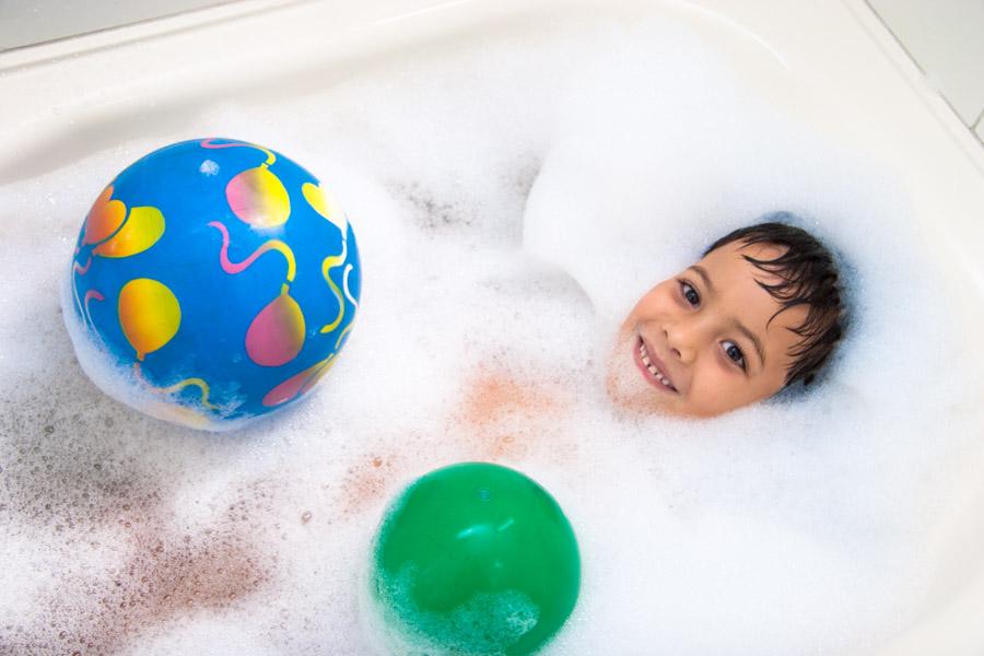 Niño Tomando un Baño