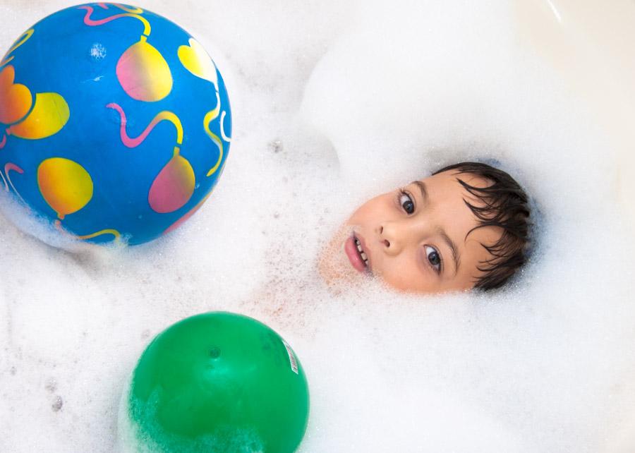 Niño Tomando un Baño