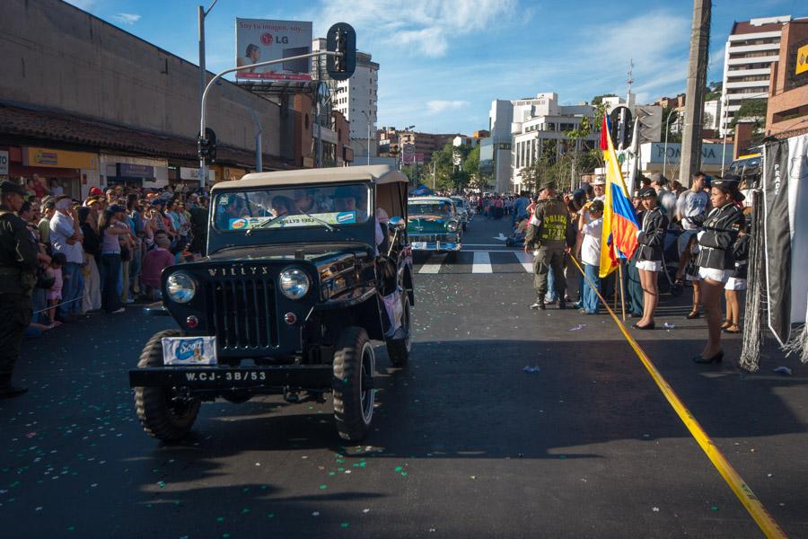 Avenida de Poblado, Desfile de Autos Antiguos, Fer...