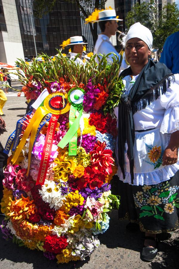 Campesina con Silleta premiada en el Desfile de Si...