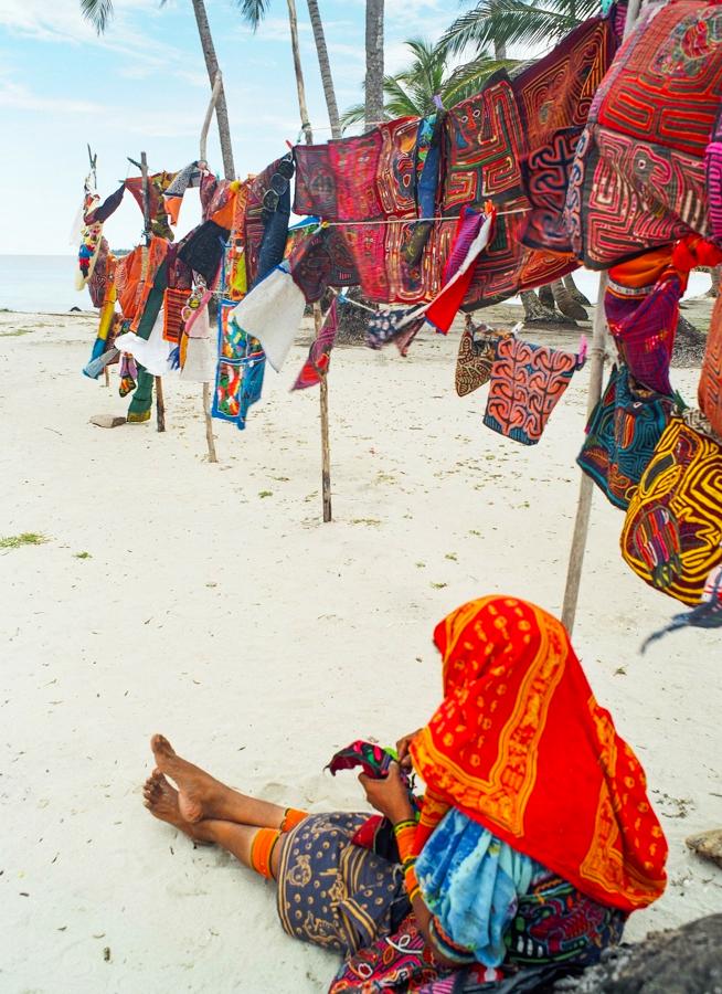 Mujer Indigena Con Molas, Panama