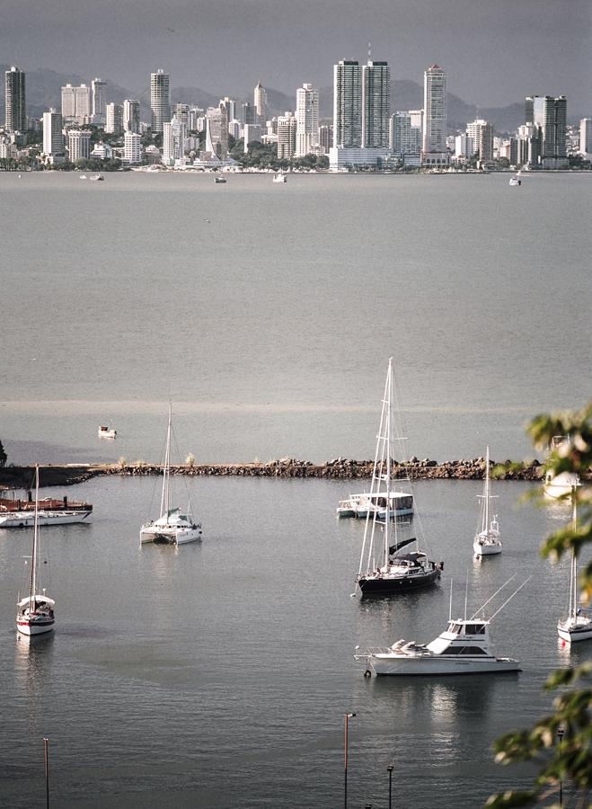 Enbarcaciones en muelle con panoramica de Ciudad d...