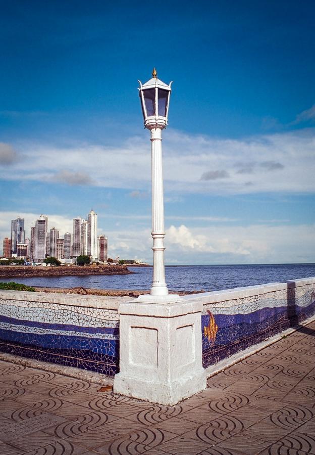 Faro en Malecon con panoramica de la ciudad de pan...