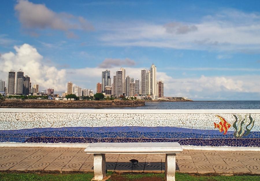 Malecon con panoramica de la ciudad de panama de f...