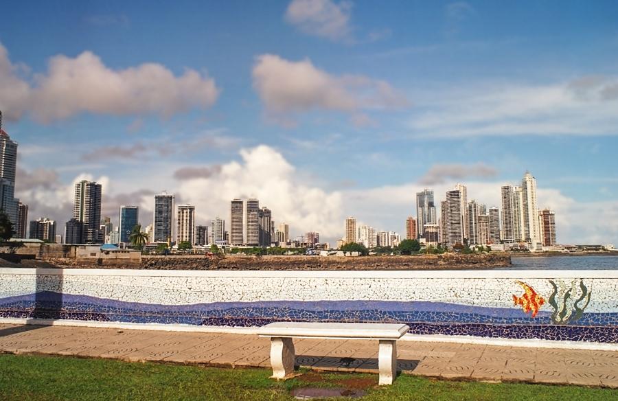 Malecon con panoramica de la ciudad de panama de f...