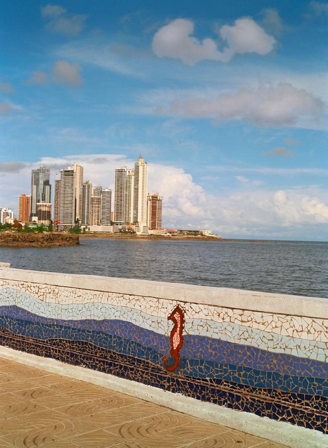 Malecon con panoramica de la ciudad de panama de f...