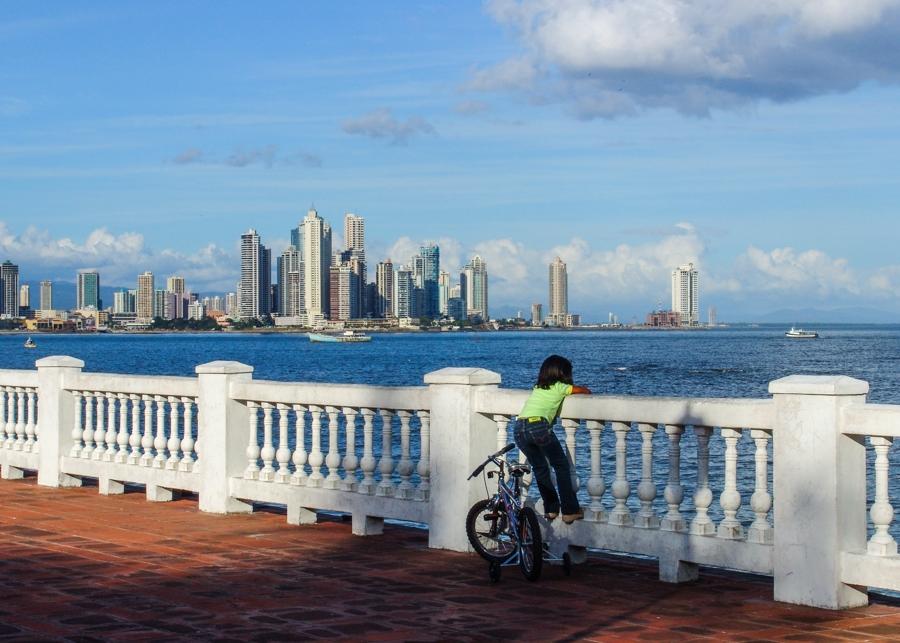 Malecon con panoramica de la ciudad de panama de f...