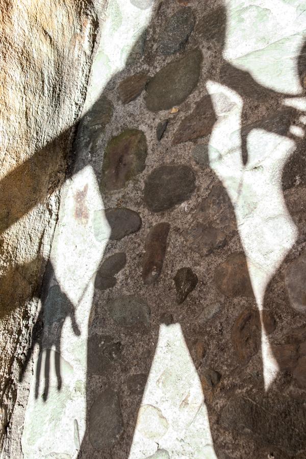 Sombra de una Mujer reflejada en el suelo