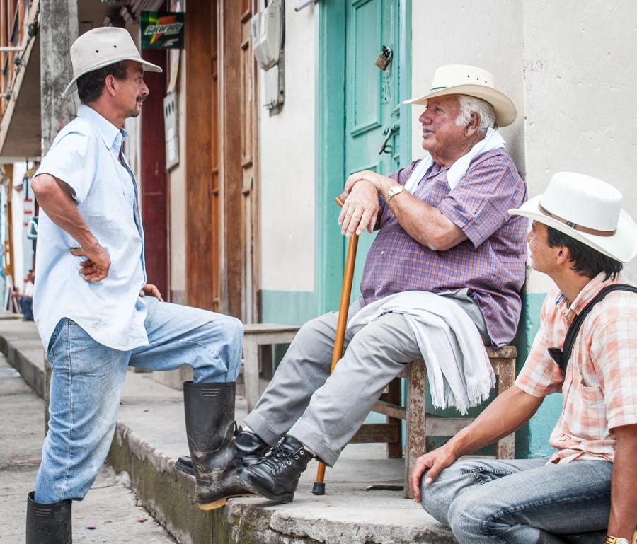 Personas Hablando en una esquina en el Retiro, Ant...