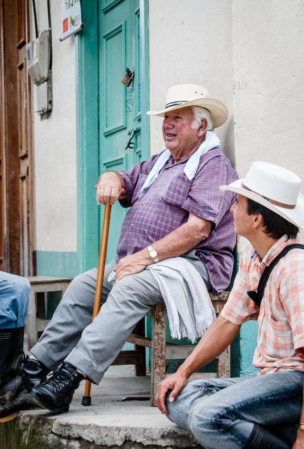 Personas Hablando en una esquina en el Retiro, Ant...