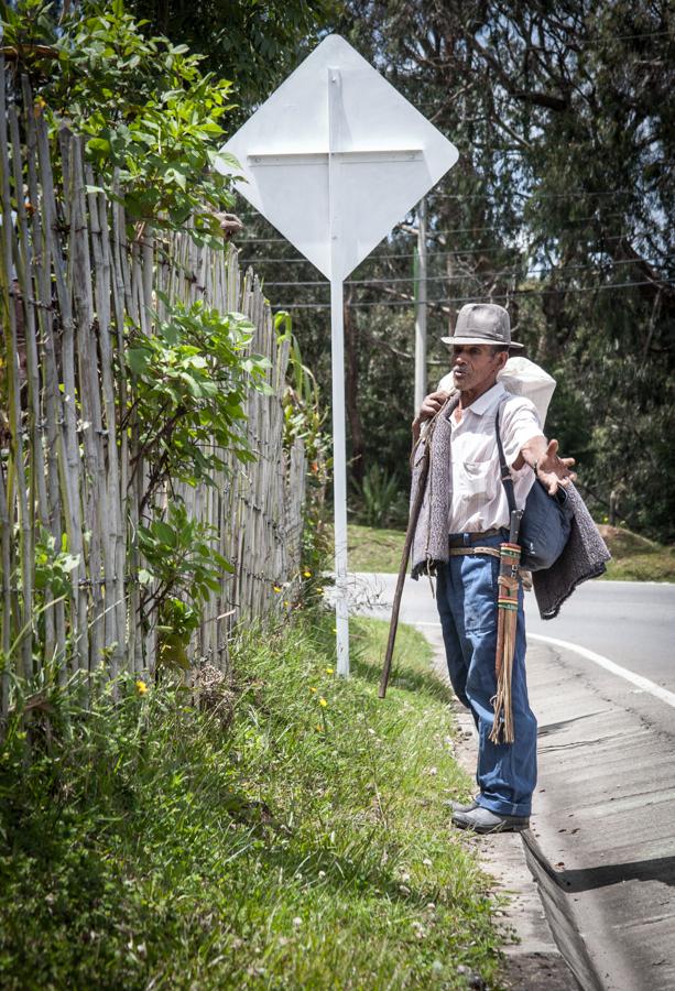 Campesino al lado de la carretera