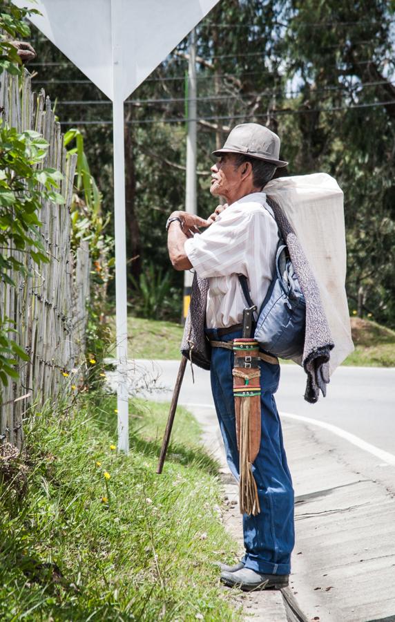 Campesino al lado de la carretera