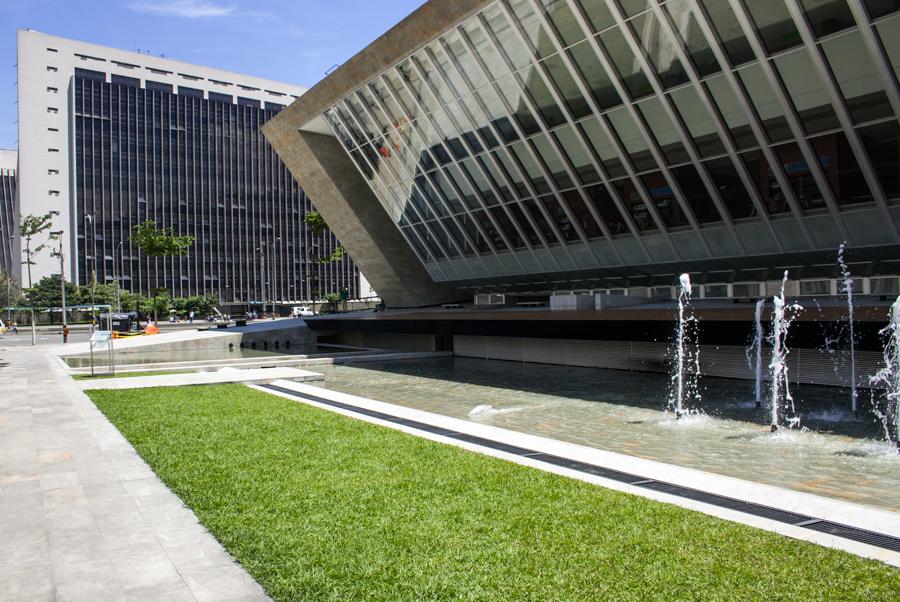 Biblioteca tematica en la Plaza Cisneros, Medellin...