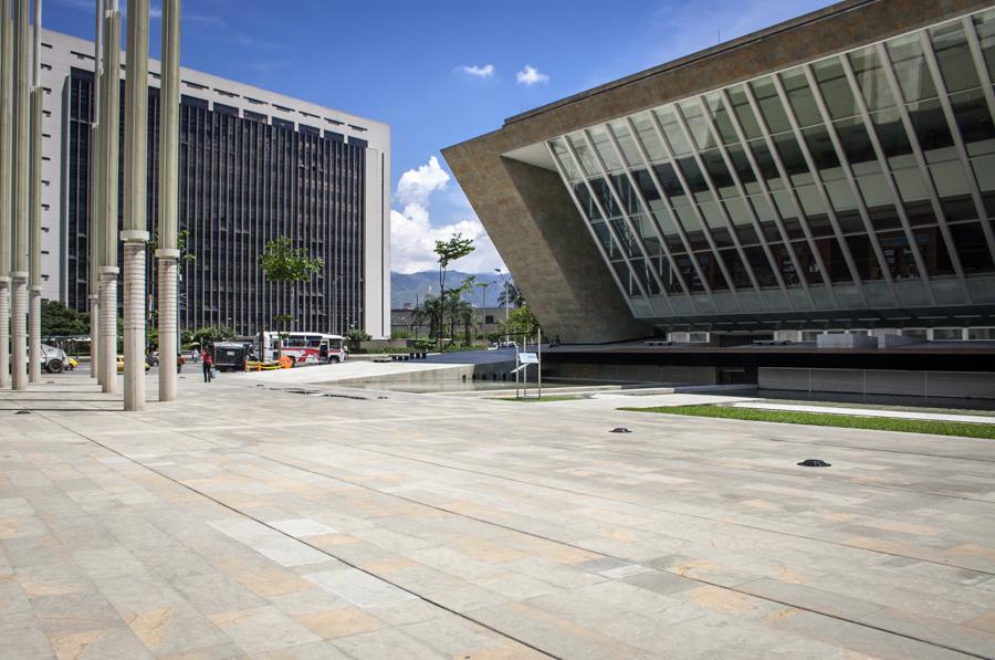 Biblioteca tematica en la Plaza Cisneros, Medellin...