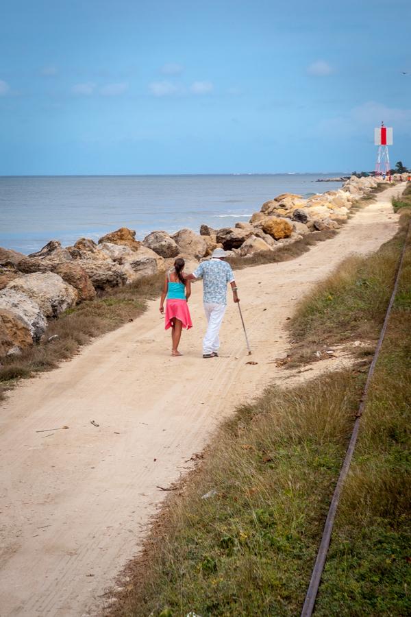 Pareja Caminado en Bocas de Ceniza, Barranquilla, ...