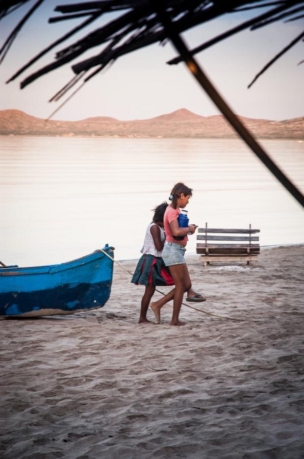 Niñas en la Playa, Cabo de la Vela, Guajira, Rioh...