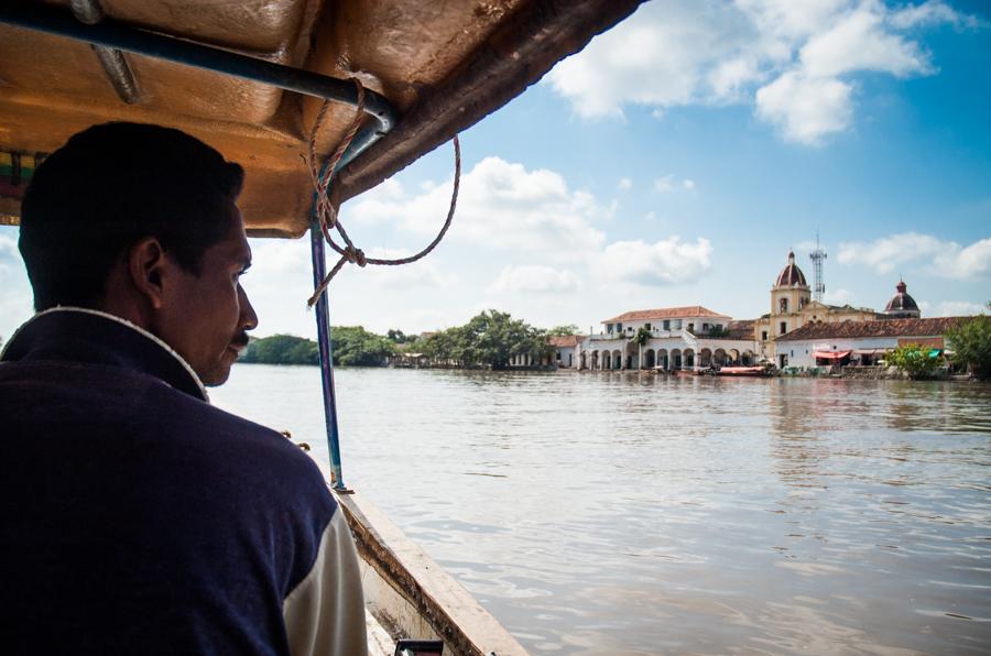 Hombre en un Barco, Rio Magdalena, Santa Cruz de M...