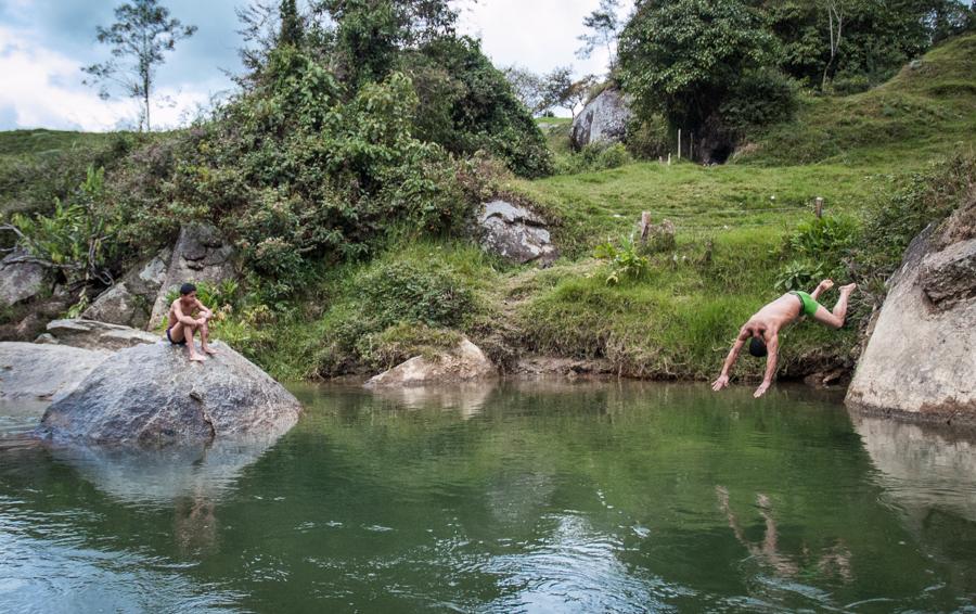 Niño en el Rio Nechi, Yarumal, Antioquia, Colombi...