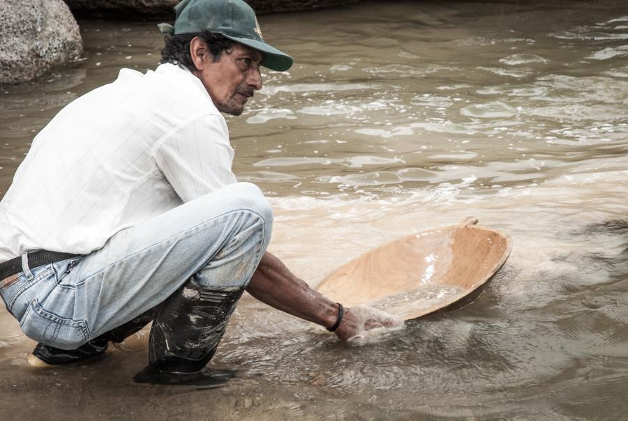 Minero en el Rio Nechi, Yarumal, Antioquia, Colomb...