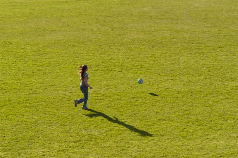 Mujer Jugando Futbol, Parque Metropolitano Simon B...