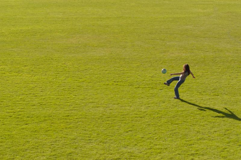 Mujer Jugando Futbol, Parque Metropolitano Simon B...