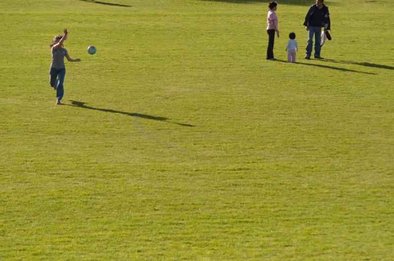 Mujer Jugando Futbol, Parque Metropolitano Simon B...