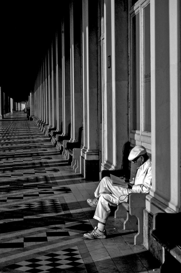 Hombre Leyendo, Ostende, Flandes Occidental, Belgi...