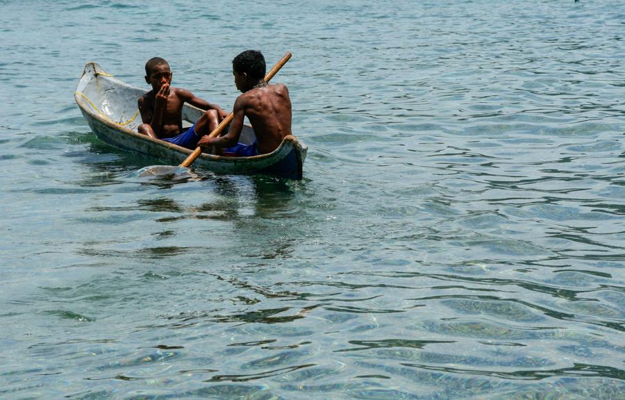 Niños en una Canoa