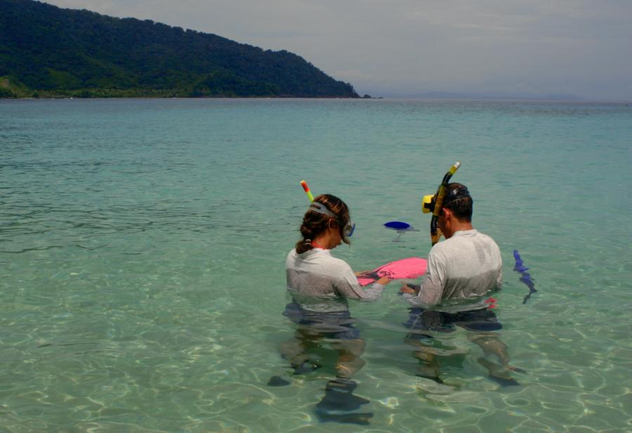 Pareja en el Mar, Ciudad de Panama, Panama, Americ...