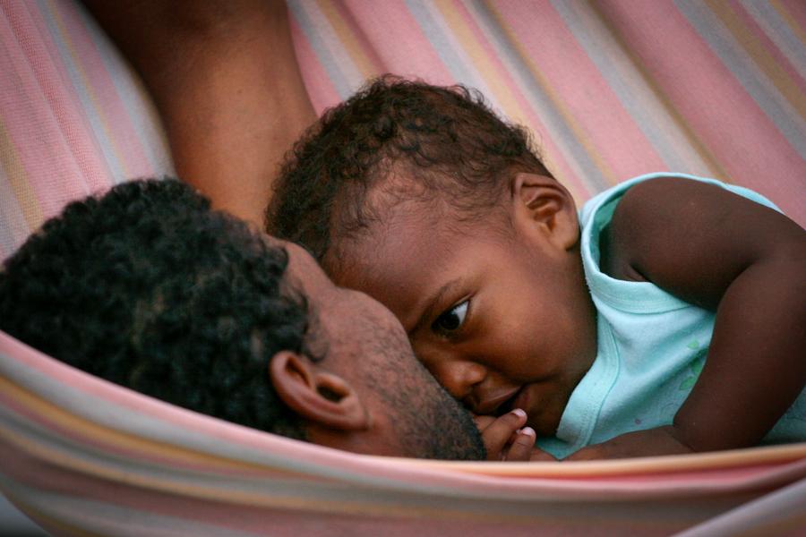 Niño Mirando a su Padre