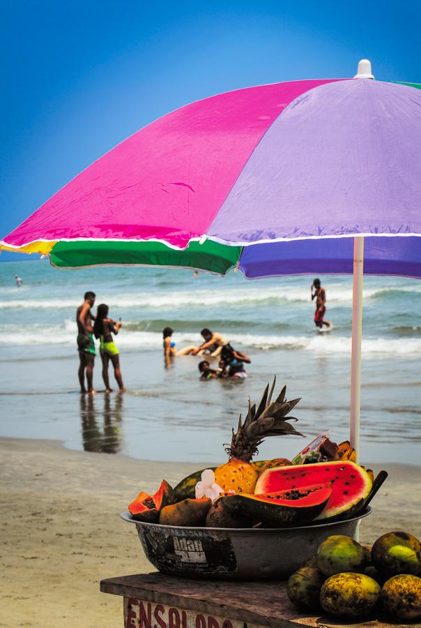 Venta de Frutas en una playa de Cartagena, Bolivar...