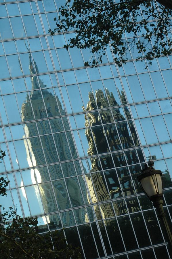 Reflejo de Edificios en el Empire State en New Yor...