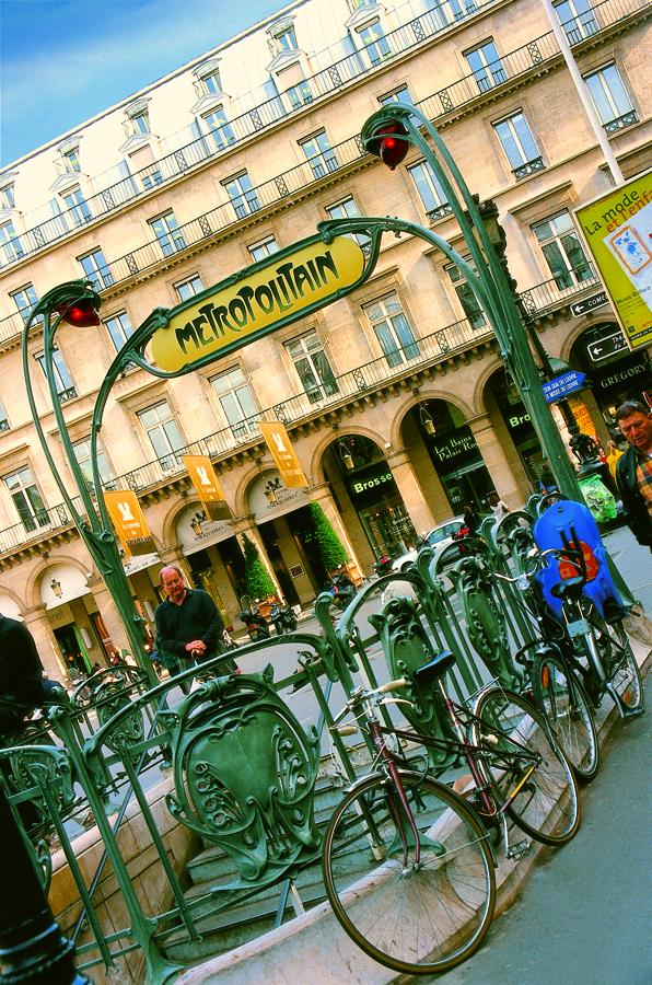 Estacion del Metro en Paris, Francia