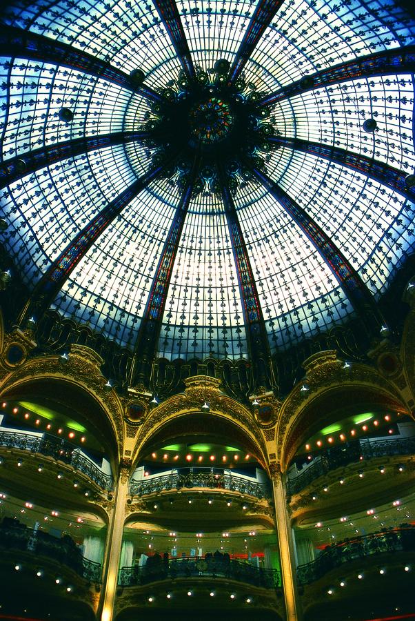 Detalle de la cupula de una construccion en Paris,...